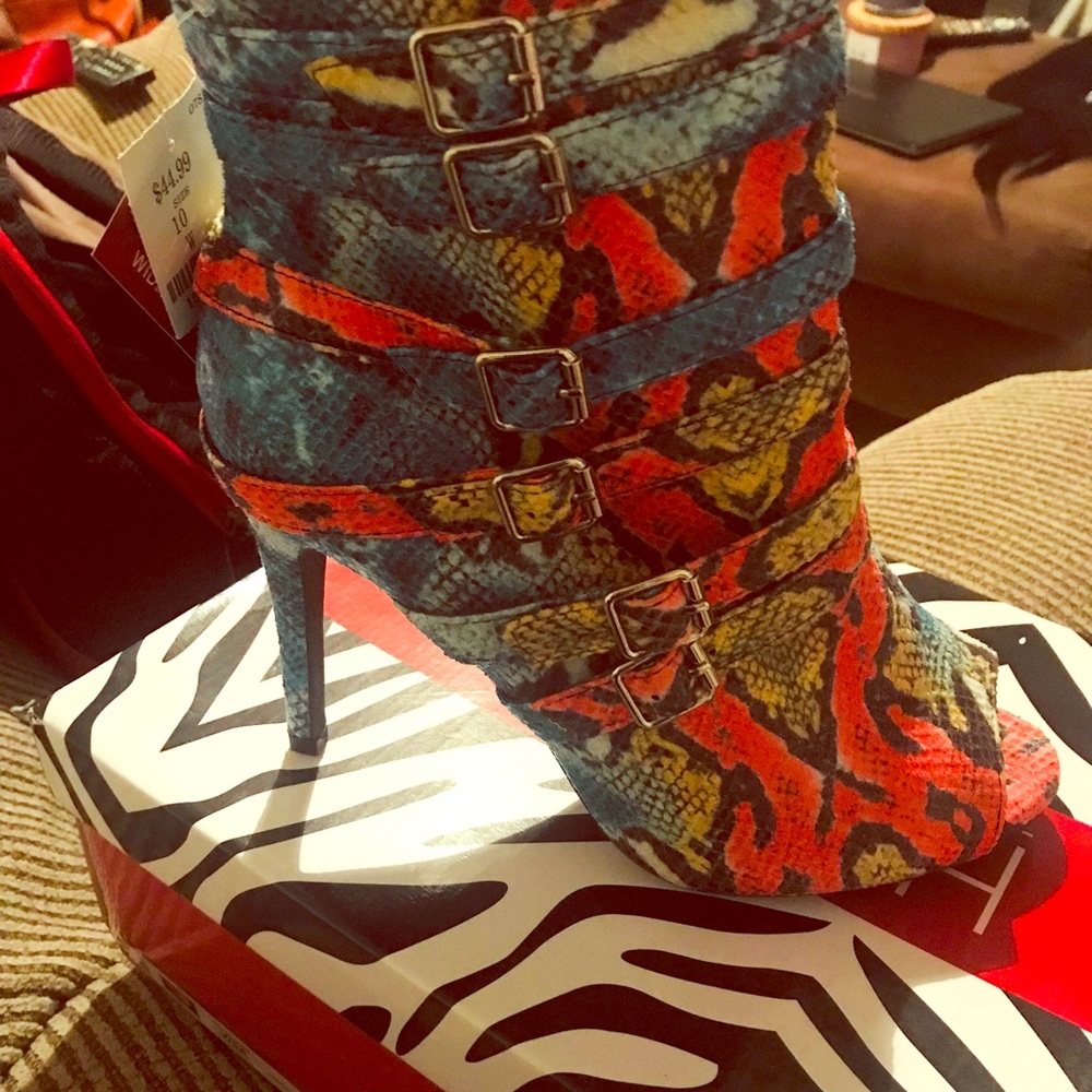 Colorful bright peek toe python print boot 😍